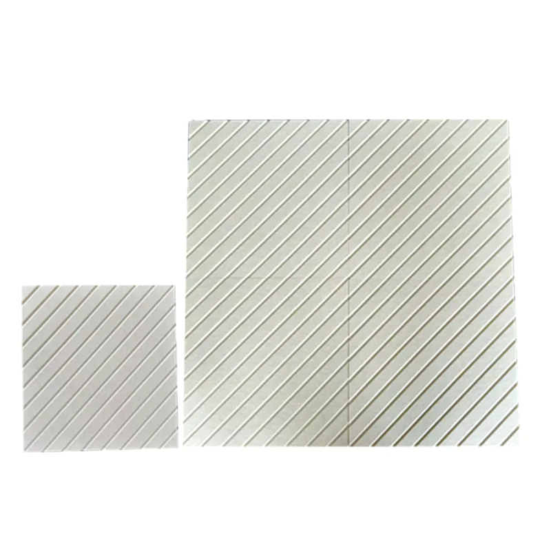 Beige Akustikplatte aus PET-Filz mit V-Rillen